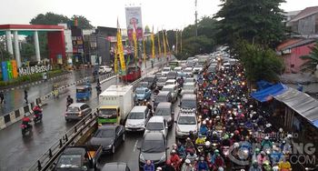 Arus lalu lintas di Jalan Basuki Rahmat depan Mal Basura (foto istimewa)