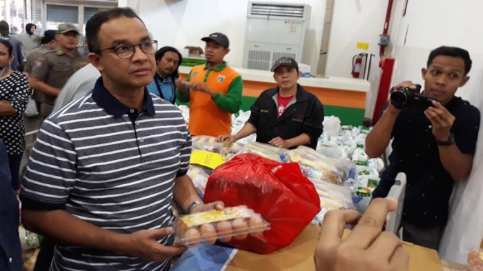 Gubernur Anies saat melakukan kunjungan ke Pasar Kramatjati, Jumat (1/6). istimewa