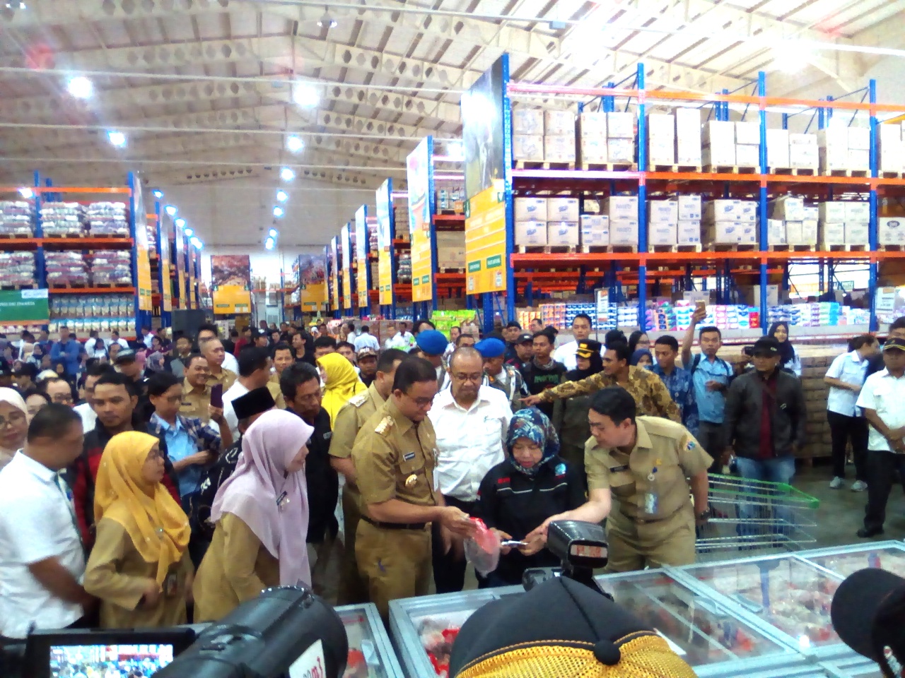 Gubernur Anies meninjau penjualan kebutuhan warga di Jakgrosir, Pasar Induk, Senin 31 Desember 2018 (foto terasjakarta.id)