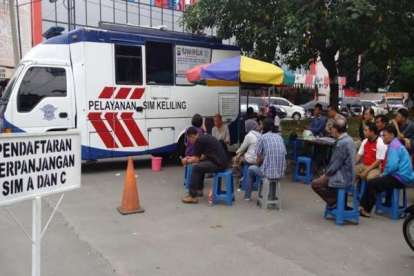 Bagi yang hendak memperpanjang masa berlaku SIM di layanan SIM Keliling Jakarta disarankan agar datang lebih awal untuk menghindari antrean panjang. (ist)
