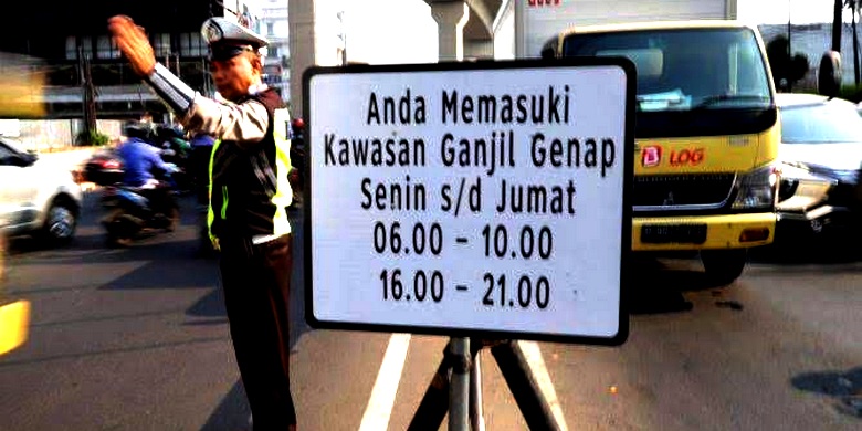 Lalu Lintas Jakarta Mulai Padat tapi Ganjil Genap Masih Ditiadakan, Netizen Ikut Kritik: Foto ilustrasi polisi mengatur arus lalu lintas (Foto: Ist)