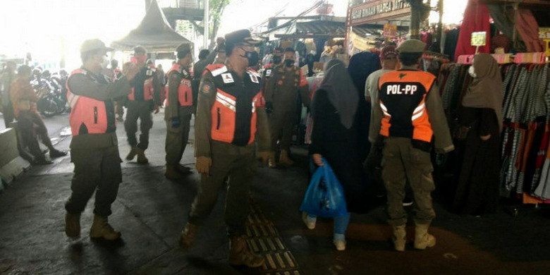 Pelaku usaha PKL yang berjualan di trotoar kawasan Pasar Tanah Abang ditertibkan Satpol PP DKI Jakarta. (ist)