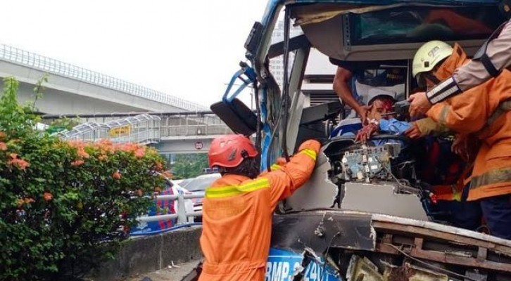 Petugas berusaha mengeluarkan sopir yang terjepit dalam tabrakan Transjakarta di Cawang, Senin (25/10/2021) /ist