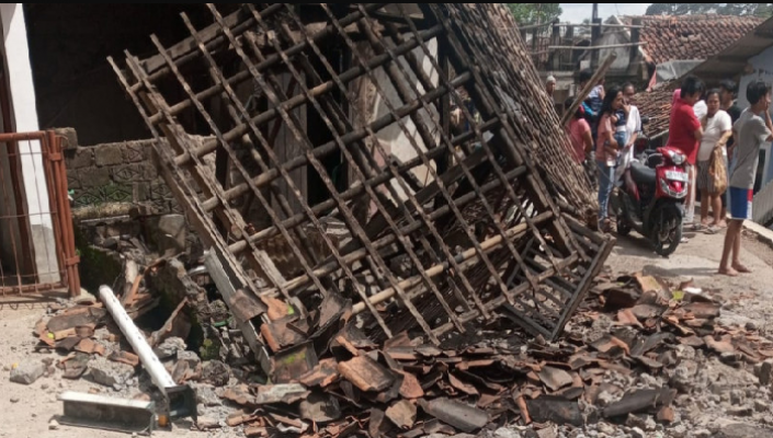 Rumah milik seorang warga rusak parah setelah gempa bumi mengguncang Kabupaten Cianjur pada Senin (21/11/2022) lalu. (terasjakarta.id/dok BPBD Cianjur/ist)