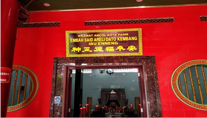 Makam Embah Said Areli Dato Kumbang dan istrinya, Ibu Enneng yang terletak di dalam Kelenteng Da Bo Gong. (ist)
