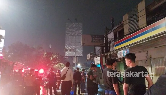 Warga berhamburan saat Indomaret Margonda Depok kebakaran. (Foto: Terasjakarta.id)