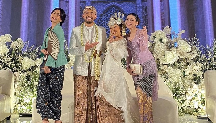 Ayu Ting Ting dan Hesti Purwadinata menjadi salah satu selebriti yang hadir di pernikahan Kiky dan Khairi. (Instagram/@ayutingting92)