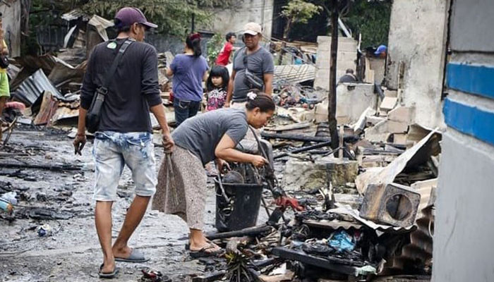 Warga korban kebakaran di Jalan Tanah Abang sedang mengais sisa harta bendanya. (terasjakarta/instagram @kotajakartapusat)
