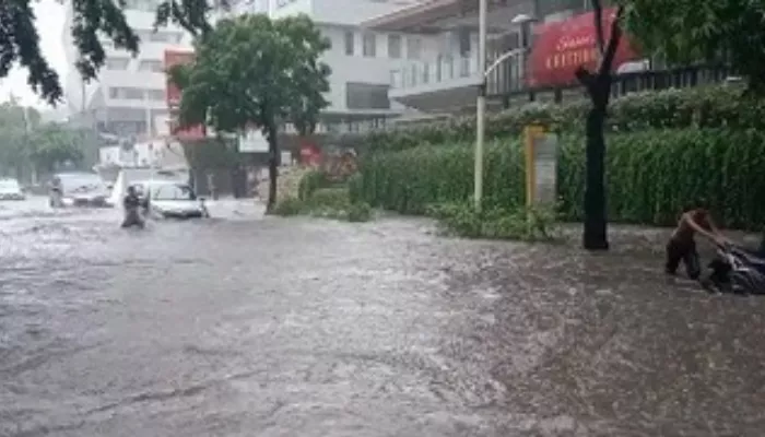 Hujan di Jakarta hari ini Rabu, 28 Februari 2024. BPBD DKI Jakarta mencatatkan sebanyak 4 jalan dan 1 RT terendam banjir. (Foto: Instagram @lensa_berita_jakarta)