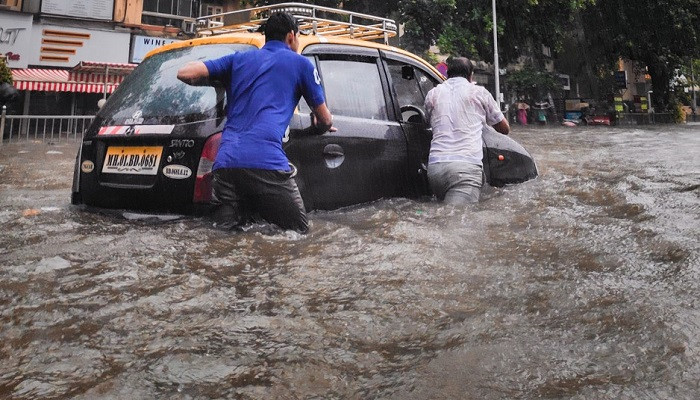 Pj Gubernur DKI Jakarta Heru Budi Hartono mengklaim 58 titik banjir Jakarta berhasil ditangani kurang dari 6 jam. (unsplash/saikiran Kesari)