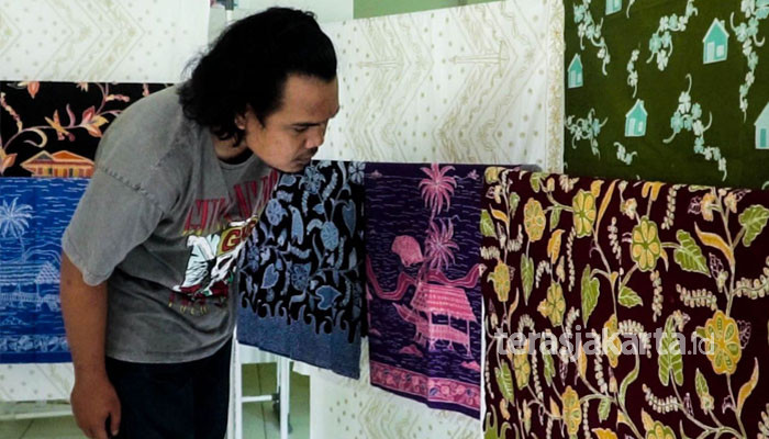 Pengunjung sedang memilih kain batik di Rumah Batik Maliha Marhamas. (terasjakarta)