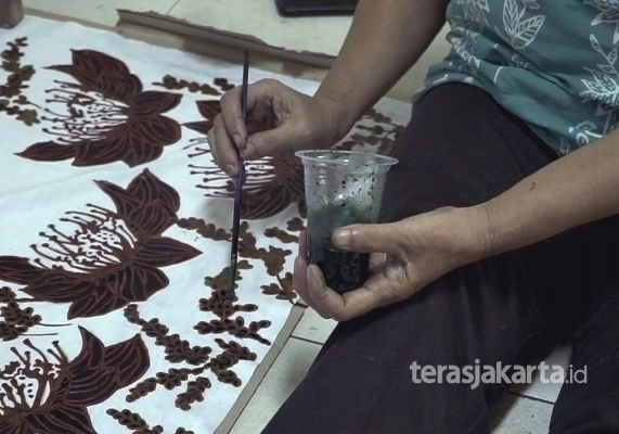 Kain Batik Marunda yang sedang dikerjakan pewarnaan oleh warga rusun Marunda (terasjakarta/ist)