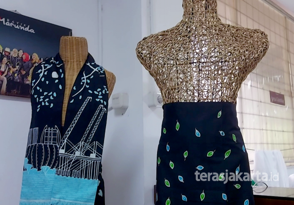 Beberapa macam pakaian dipajang yang menggunakan kain batik-tulis dari Batik Marunda (terasjakarta/ist)