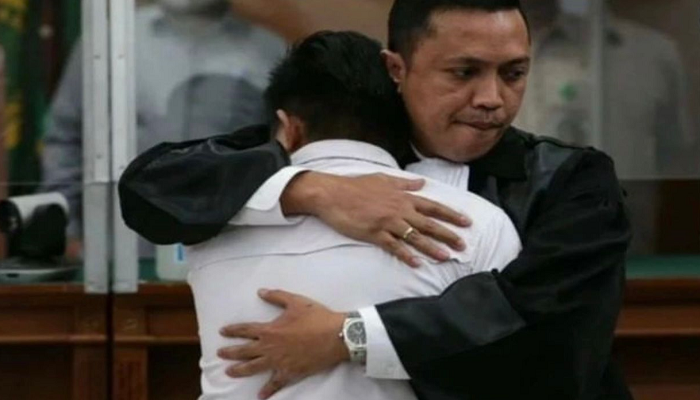 Bharada D dipeluk pengacaranya Ronny Talapessy saat sidang di PN Jakarta Selatan.(terasjakarta.id/instagram: richard_eliezer9)