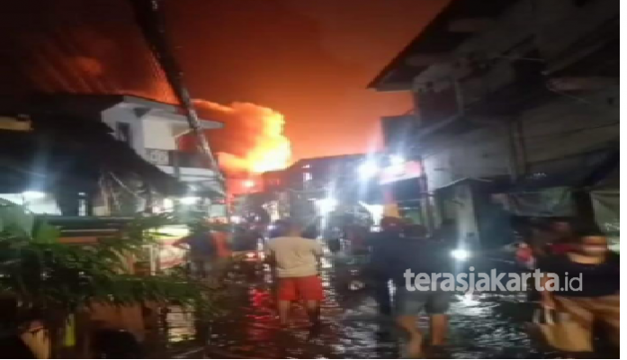 Depo Pertamina Pelumpang terbakar pada Jumat (03/3) (Terasjakarta.id)