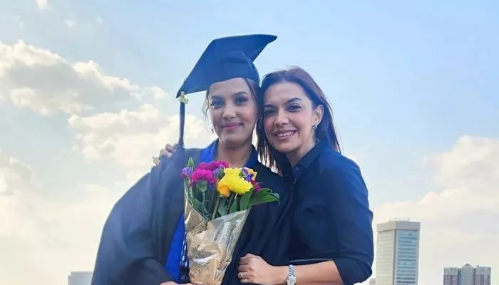 Nahla Shihab foto bersama dengan Najwa Shihab ketika acara wisuda gelar dokter spesialis penyakit dalam. (Foto: Instagram @najwashihab)