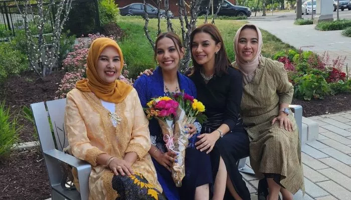 Nahla Shihab foto bersama dengan keluarga ketika acara wisuda gelar dokter spesialis penyakit dalam. (Foto: Instagram @najwashihab)