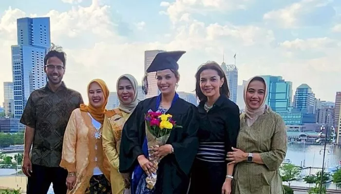 Nahla Shihab foto bersama dengan keluarga ketika acara wisuda gelar dokter spesialis penyakit dalam. (Foto: Instagram @najwashihab)