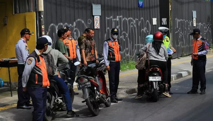 Petugas gabungan tilang pemotor lawan arah di Jakarta. (Foto: Dishub DKI Jakarta)