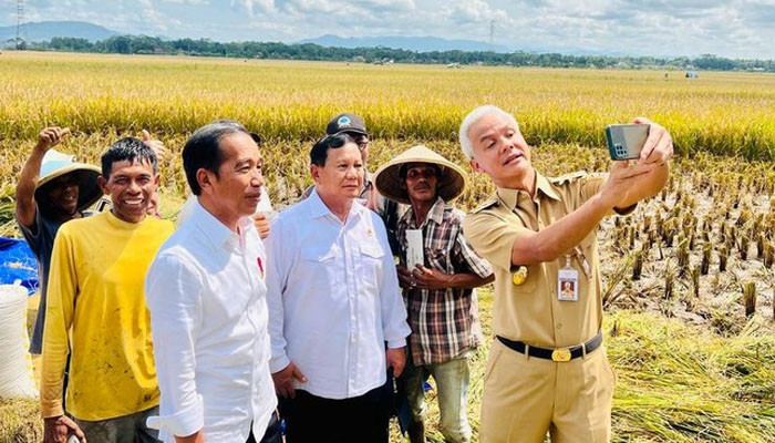 Ganjar Pranowo mengajak Presiden Jokowi dan Prabowo Subianto foto bersama menggunakan ponselnya di tengah ladang. (Biro Pers Sekretariat Presiden)