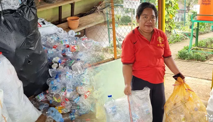 Guru SD Carina Sayang lakukan pembersihan lingkungan dengan manfaakan Bank Sampah di RPTRA Carina Sayang, Keluraha Rawa Buaya, Jakarta Barat pada Selasa, 14 Mei 2024 (Foto: Darma)