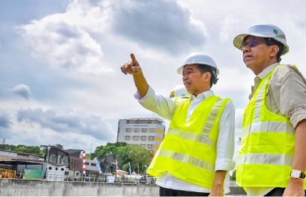Pj Gubernur DKI Jakarta, Heru Budi Hartono saat mendampingi Presiden Jokowi meninjau proyek pembangunan Sodetan Ciliwung. (terasjakarta.id/ist)