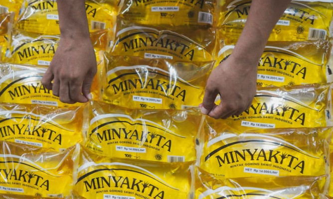 Pemerintah mendapatkan indikasi stok minyak goreng kemasan MinyaKita langka di pasaran. (foto : dok. Biro Humas Kemendag)