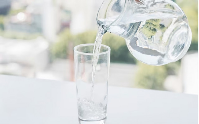 Minum air putih di pagi hari setelah bangun tidur memiliki banyak manfaat. (Ilustrasi)