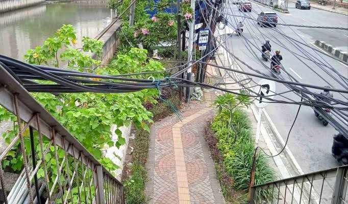 Dinas Bina Marga DKI Jakarta akan potong kabel utilitas yang terpasang semrawut di Jakarta. (dok)