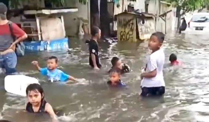 Anak-anak bermain air banjir di Kelurahan Sukapura, Cilincing, Jakarta Utara. (terasjakarta/ist)