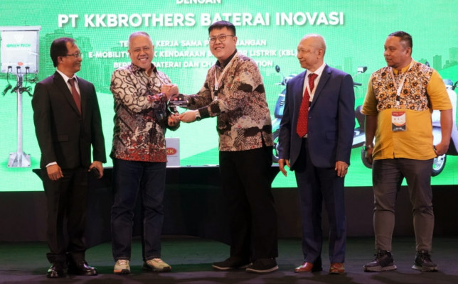 Penandatanganan kerja sama antara PLN dan PT KKBrothers Baterai Inovasi pada Indonesia Best Electricity Awards (IBEA) di Hotel Bidakara Jakarta tanggal 23 Februari 2023. (terasjakarta/pln uid jakarta raya)