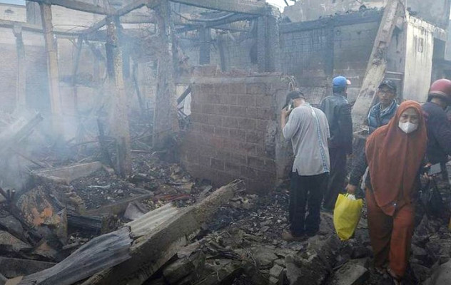 Puing reruntuhan rumah warga korban kebakaran Depo Pertamina Plumpang di Jakarta Utara. (terasjakarta/ist)