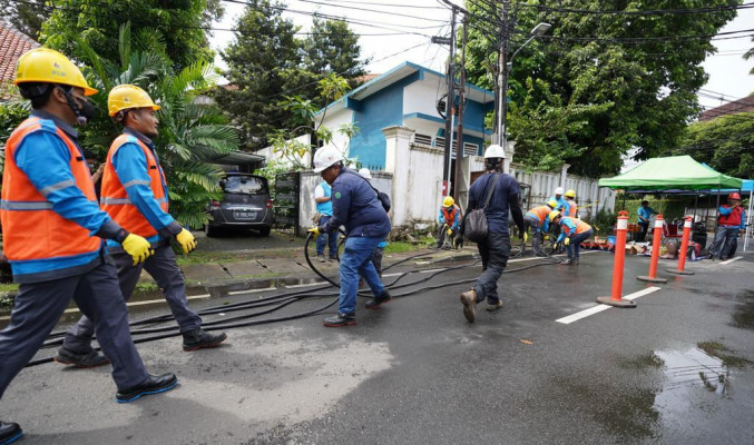 PLN UID Jakarta Raya lakukan pemeliharaan gardu gardu tanpa pemadaman listrik. (terasjakarta/pln)