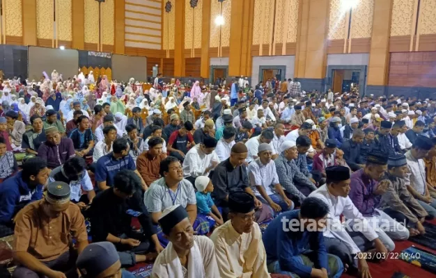 Masjid Raya Jakarta Islamic Centre tetap menggelar salat tarawih Ramadan 2023, meski belum direnovasi pascakebakaran. (terasjakarta)