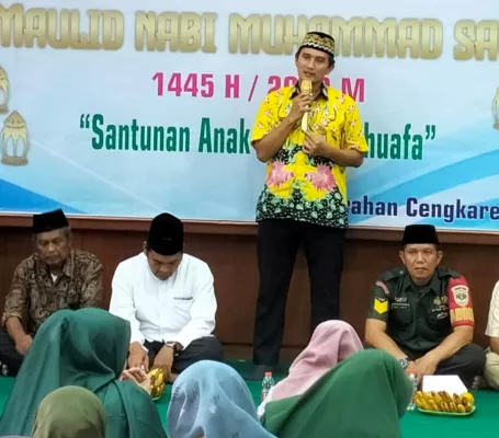 Lurah Cengkareng Barat Mustika Berliantoro saat memberikan sambutan di peringatan Maulid Nabi Muhammad SAW. (foto: ist)