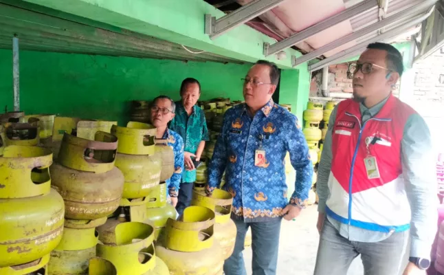 Kepala Dinas Nakertransgi DKI Jakarta Hari Nugroho memastikan ketersediaan tabung gas Elpiji 3 Kg aman saat jelang Lebaran 2024. (foto: ist)