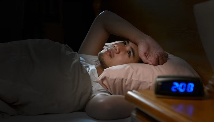 Insomnia ditandai dengan kesulitan untuk tidur di malam hari, faktor gaya hidup dan faktor medis bisa menjadi faktor penyebab insomnia. (freepik)