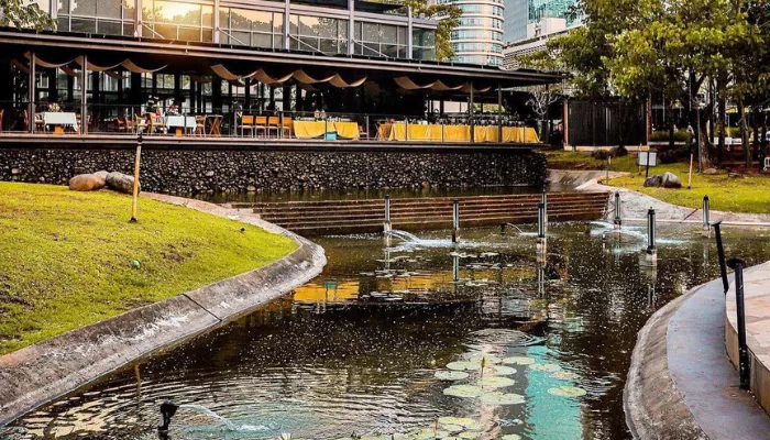 Penampakan kolam di Hutan Kota by Plataran Senayan yang jadi lokasi Gala Dinner KTT ASEAN 2023. (Foto: Instagram @plataran.senayan)