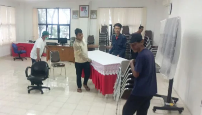 Jelang pelaksanaan Pemilu 2024, dua kantor kecamatan di Kepulauan Seribu disterilisasi. (Foto: beritajakarta.id)