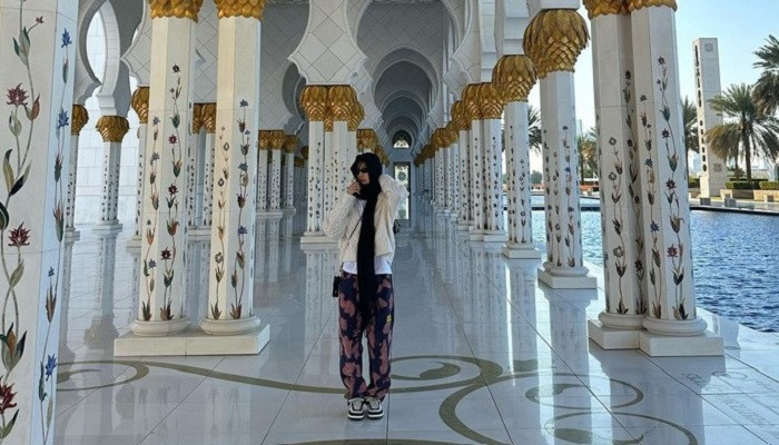 Jennie BLACKPINK kunjungi Sheikh Zayed Grand Mosque. (Instagram/@jennierubyjane)