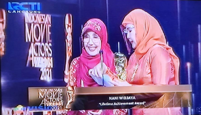 Aktris senior Nani Wijaya dalam acara penghargaan Indonesian Movie Actors Awards 2021 sebagai pemenang kategori Lifetime Achievement Awards. (Instagram/@cahyakamila88)