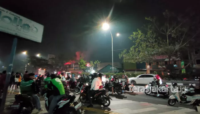 Kebakaran Indomaret di Jalan Margonda Depok pada Jumat, 21 Juli 2023 menyebabkan arus lalu lintas mengalami kemacetan dari dua arah. (Foto: Terasjakarta.id)