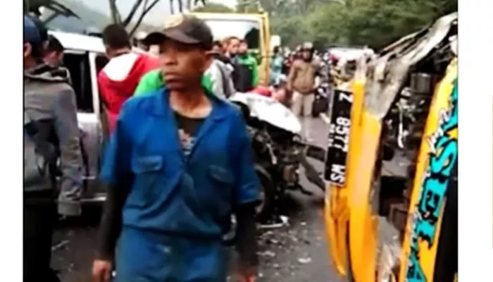 Kecelakaan beruntun terjadi di kawasan Ciloto Puncak. (foto: IG @lensa_berita_jakarta)