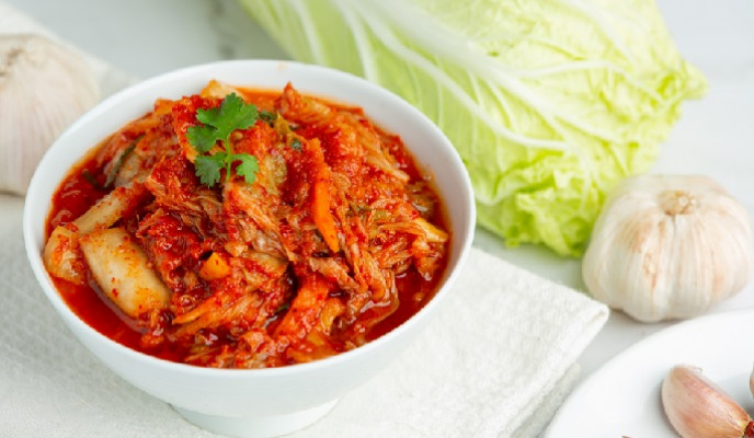 Kimchi, sayuran yang difermentasi dengan berbagai macam bumbu sehingga memiliki rasa pedas dan asam.