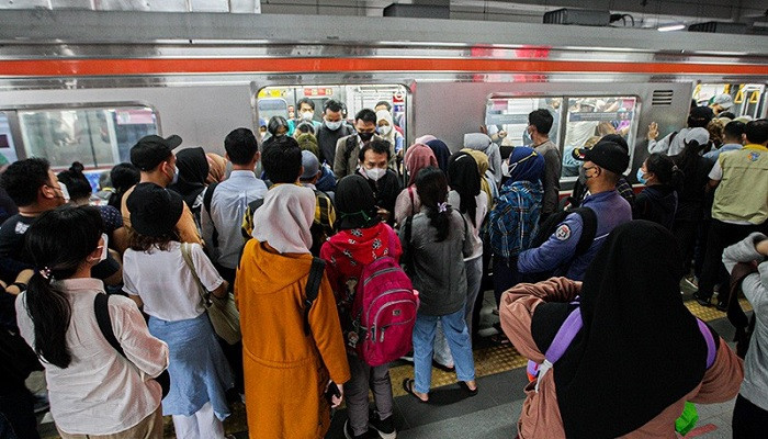 Kepadatan di Stasiun Manggarai pada jam rush hour menuai kritik dari para penumpang. (MPI)
