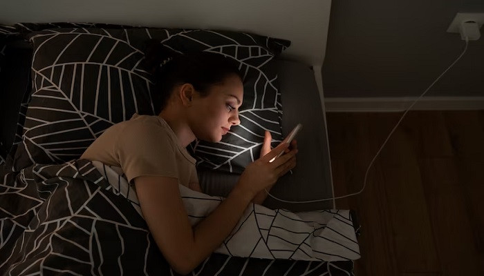 Bermain gadget sebelum tidur menjadi salah satu penyebab insomnia, karena layar gadget dapat menghambat fase tidur rapid eye movement atau REM. (freepik)