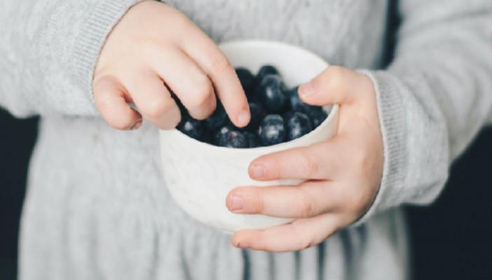 Sarapan dengan buah di pagi hari banyak memberikan manfaat, terutama untuk kesehatan tubuh. (Unsplash/@Libby Penner)