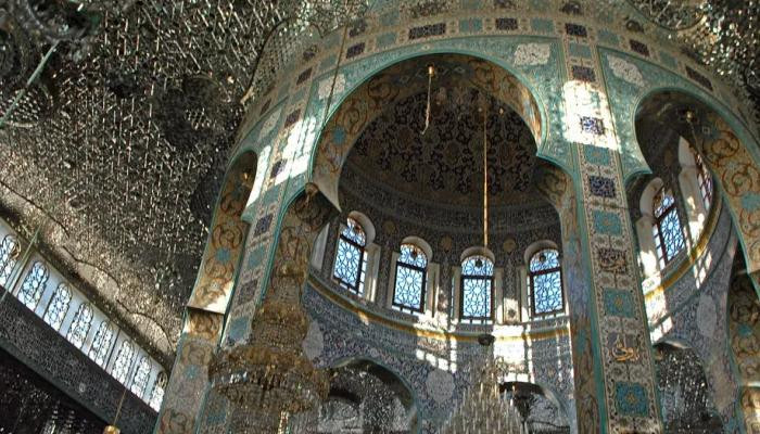 Bagian dalam Masjid Sayyidah Zainab diyakini menjadi tempat makam cucu Nabi Muhammad SAW tetap kokoh meski diguncang gempa Turki-Suriah. (terasjakarta.id/ist)