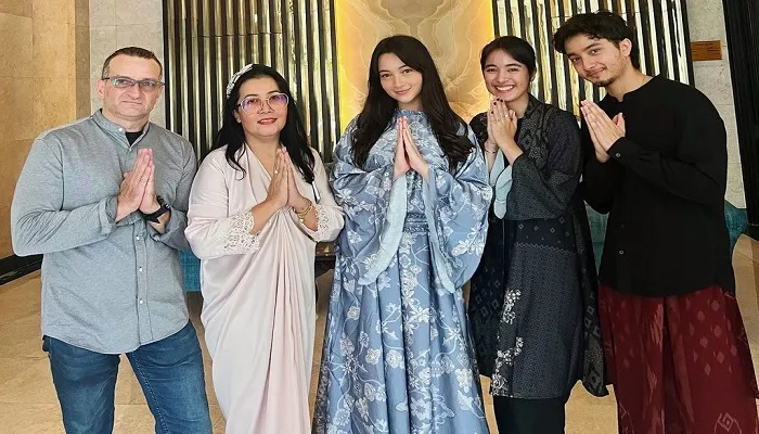 Mawar Eva de Jongh merayakan Lebaran bersama keluarga sang kekasih Bryan Domani. (Instagram/@megandomani1410)