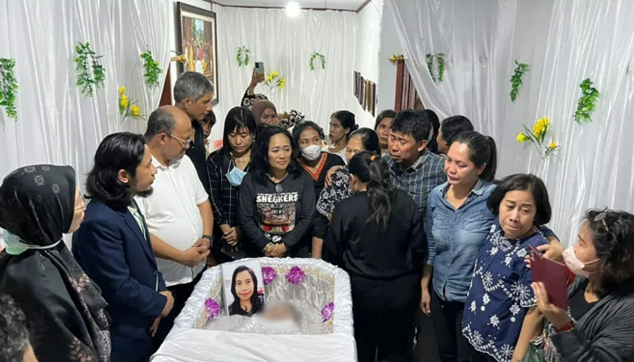 Jasad dokter Mawarti Susanti yang ditemukan tewas di rumah dinas di Nabire, Papua Tengah, disemayamkan di rumah duka di Jalan Manuruki II, Kota Makassar, Sulawesi Selata pada Senin (13/3/2023). (terasjakarta.id/ist)